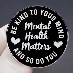 Pin's en émail noir rond avec citation Be Kind To Your Mind sur la santé mentale