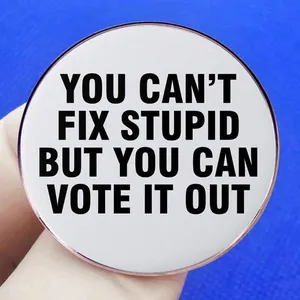 Στρογγυλή κονκάρδα You Can't Fix Stupid But You Can Vote It Out σε μπλε φόντο