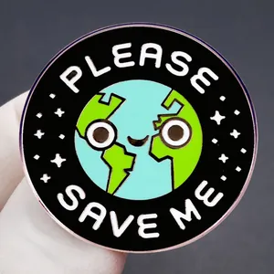 Pin redondo de esmalte de la Tierra con texto Please Save Me en metal ecológico