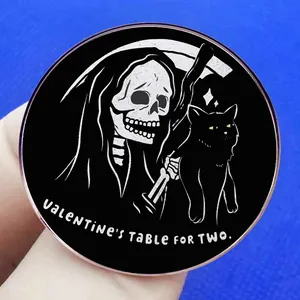 Runde Anstecknadel mit Sensenmann, schwarzer Katze und Valentine's Table for Two Schriftzug