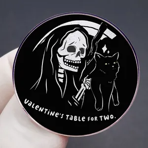 Emaille-Anstecknadel mit Sensenmann, schwarzer Katze und Valentinstags-Schriftzug