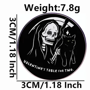Runder Gothic Emaille Pin mit Sensenmann und schwarzer Katze sowie Valentinstag Text