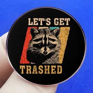 Ρετρό κονκάρδα ρακούν Let's Get Trashed από μαύρο μέταλλο με vintage χρωματιστές ρίγες
