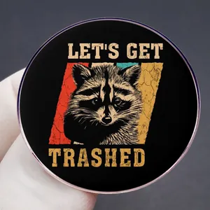 Ρετρό κονκάρδα με ρακούν, κείμενο 'Let's Get Trashed' και vintage ρίγες