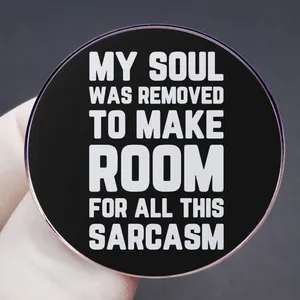 Broche redondo negro con frase My Soul Was Removed To Make Room For All This Sarcasm
