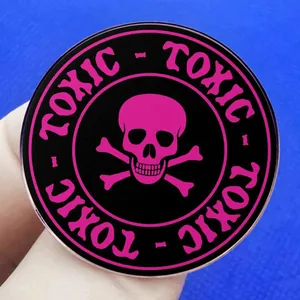 Badge crâne rose avec fond noir et inscription TOXIC pour décoration de vêtements