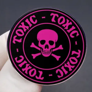 Badge tête de mort rose avec texte toxic sur épingle ronde en métal émaillé noir
