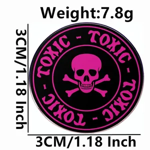 Badge tête de mort rose avec lettrage toxic broche en émail métal de 3cm de diamètre