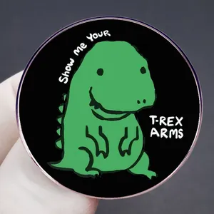 Épingle émaillée rigolote T-Rex Arms avec dinosaure vert sur badge rond en métal noir