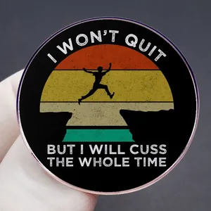 Retro-Sonnenuntergangs-Brosche mit 'I WON'T QUIT' Slogan und einer springenden Silhouette