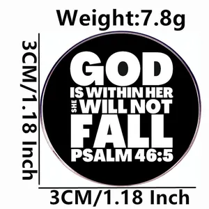 Pin de esmalte religioso con texto blanco sobre fondo negro, diámetro de 3 cm
