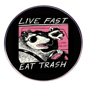 Drôle Broche en Alliage Live Fast Eat Trash Badge Opossum Raton Laveur Conduisant une Voiture Pin's Rond en Métal Rétro pour Sac à Dos Vêtements Bijoux Unisexe Cadeau