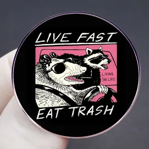 Épingle émaillée avec raton laveur et opossum en voiture et texte Live Fast Eat Trash
