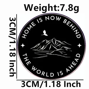 Emaille-Brosche mit Text 'Home is behind the world is ahead', 3cm rundes Bergdesign