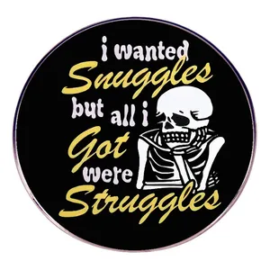 Épinglette en Émail Squelette Amusante i Wanted Snuggles But All i Got Were Struggles Badge Rond en Alliage Broche