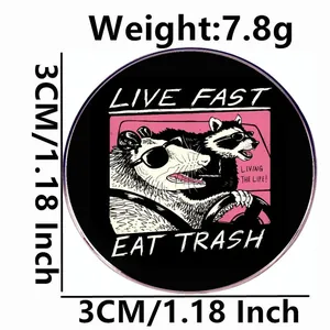 Badge émaillé amusant opossum et raton laveur Live Fast Eat Trash diamètre 3cm 7.8g