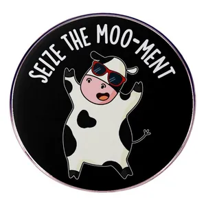 Divertente Spilla in Lega a Forma di Mucca Cartoon Seize The Moo-ment Distintivo Rotondo Con Occhiali da Sole Rossi Per Vestiti Borsa Gioielli Unisex Regalo