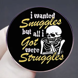 Pin's tête de mort rigolo avec texte 'I wanted Snuggles but all I Got were Struggles'