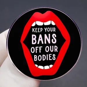 Badge féministe Keep Your Bans Off Our Bodies sur un fond gris texturé élégant