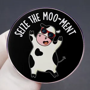 Spilla smaltata con mucca cartoon e battuta 'Seize the Moo-ment' su distintivo nero