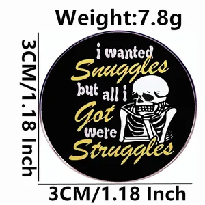 Broche en émail avec tête de mort et citation humoristique sur badge en métal noir
