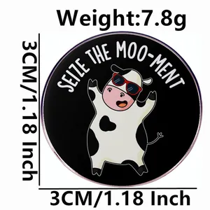 Spilla mucca Seize the Moo-ment con occhiali da sole, distintivo tondo da 3cm