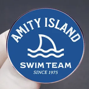 Klassische Amity Island Swim Team Hai Brosche aus Metall im Vintage Marine Design