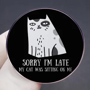 Spilla tonda in metallo con gatto divertente e citazione 'Sorry I'm Late' stile cartoon