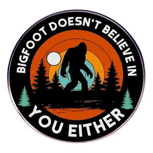 Broche en Alliage Drôle Bigfoot Ne Croit Pas en Vous Non Plus Badge Silhouette Forêt Coucher de Soleil Bijoux Humour