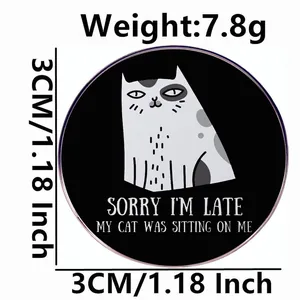 Spilla smaltata gatto nero 'Sorry I'm Late' spilla rotonda da 3cm in lega di metallo