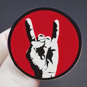 Klassieke rock handgebaar punk broche in rood, zwart en wit met contrastrijk ontwerp