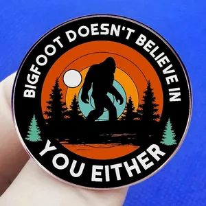 Épingle en émail Bigfoot avec silhouette de forêt au coucher du soleil pour vêtements
