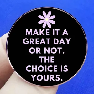 Badge circulaire inspirant avec motif floral et texte de motivation en anglais