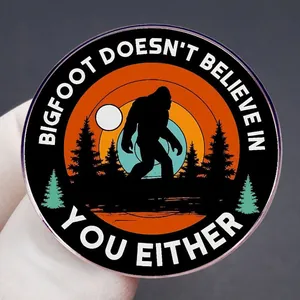Épinglette humoristique Bigfoot avec design de forêt rétro et coucher de soleil
