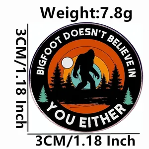 Broche ronde en émail Bigfoot Doesn't Believe In You Either avec silhouette de coucher de soleil