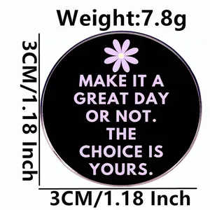 Broche ronde émaillée noire avec fleurs violettes et citation, diamètre de 3 cm