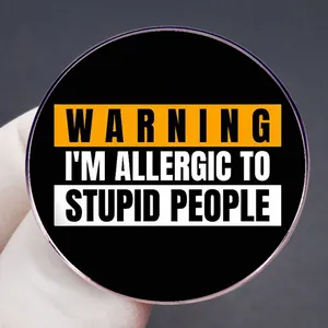 Badge rond noir avec slogan humoristique Warning I'm Allergic To Stupid People