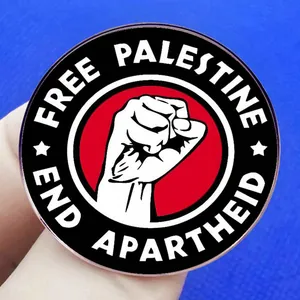 Badge rond Free Palestine en métal avec poing blanc et slogans militants