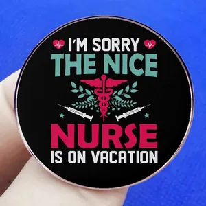 Broche infirmière en vacances avec icônes médicales et bordure métallique or rose