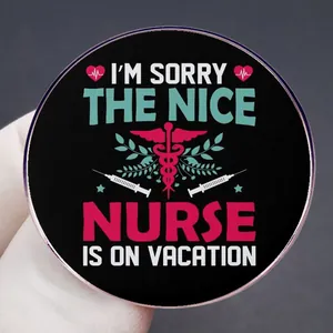 Badge rond infirmière avec texte Nice Nurse Is On Vacation et symboles de seringue médicale