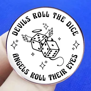 Runder Metall-Anstecker mit Devils Roll the Dice und Angels Roll Their Eyes Sprüchen