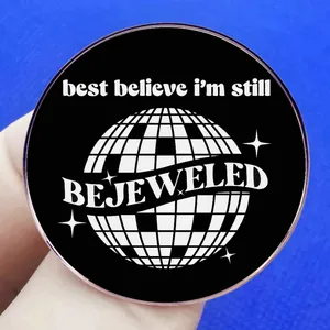 Badge épinglette boule à facettes Bejeweled avec paroles de Taylor sur tissu foncé