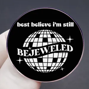 Broche ronde en émail noir avec boule disco et texte Bejeweled pour accessoires
