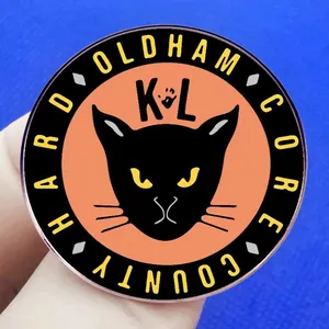 Badge broche chat noir punk rock avec design vintage orange et jaune sur fond bleu