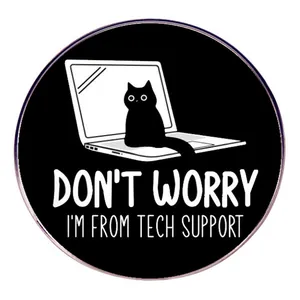 Spilla in metallo Don't Worry I'm From Tech Support con gatto nero su laptop