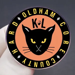 Pin's punk chat noir rock band avec design circulaire Oldham Core County Hard métal
