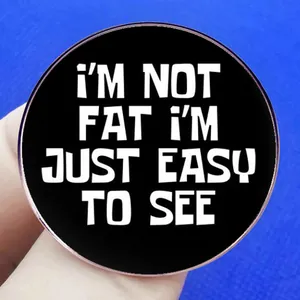 Badge rond humoristique avec texte I'M NOT FAT I'M JUST EASY TO SEE en blanc sur noir