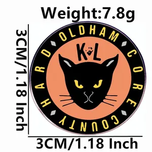 Insigne punk rock en émail avec chat noir, centre orange et diamètre de 3 cm