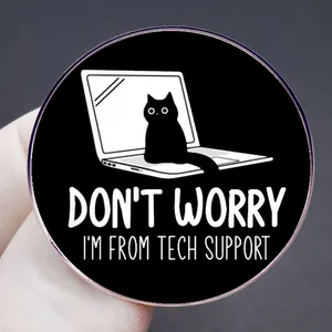 Spilla in smalto con gatto nero su laptop e scritta divertente Tech Support per zaini