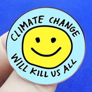 Ronde acryl broche met gele smiley en de tekst Climate Change Will Kill Us All